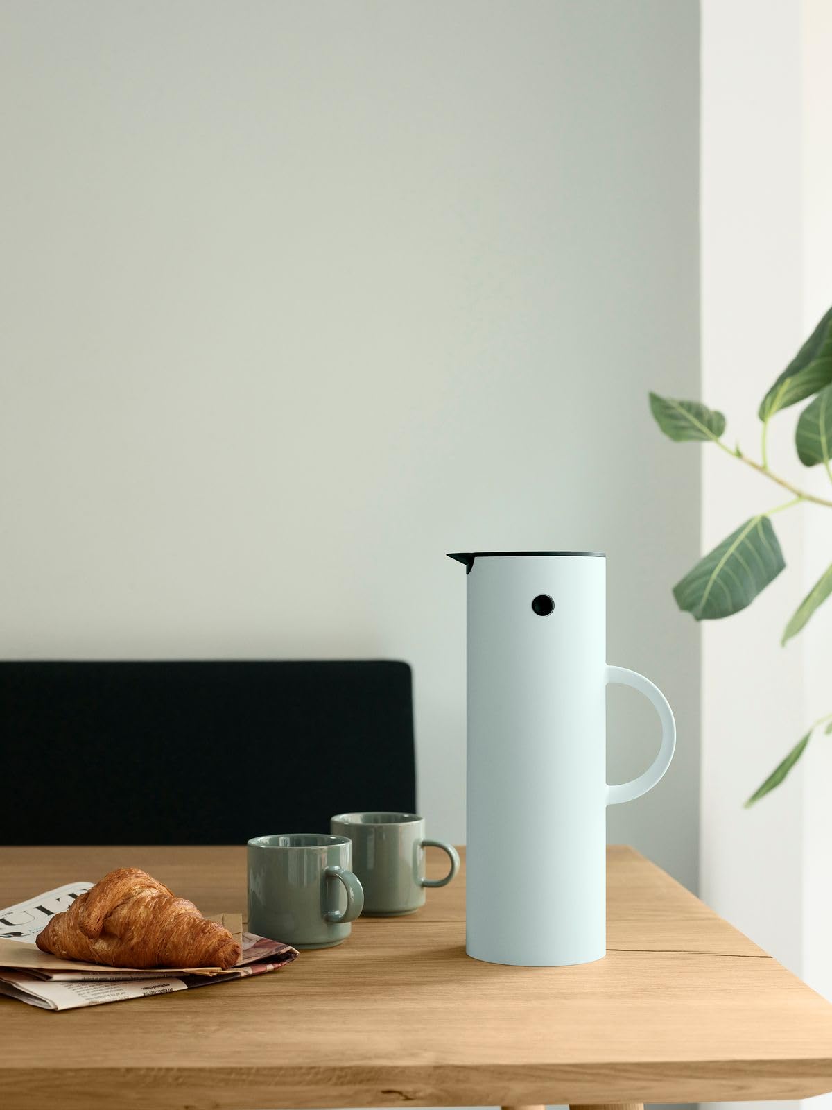 Stelton Isolierkanne EM77 - Doppelwandige Isolierkanne für heiße/kalte Getränke - Tee- & Kaffeekanne mit Glaseinsatz, Magnetverschluss, Schraubdeckel, Vintage-Design - 1 Liter, Soft Ice Blue