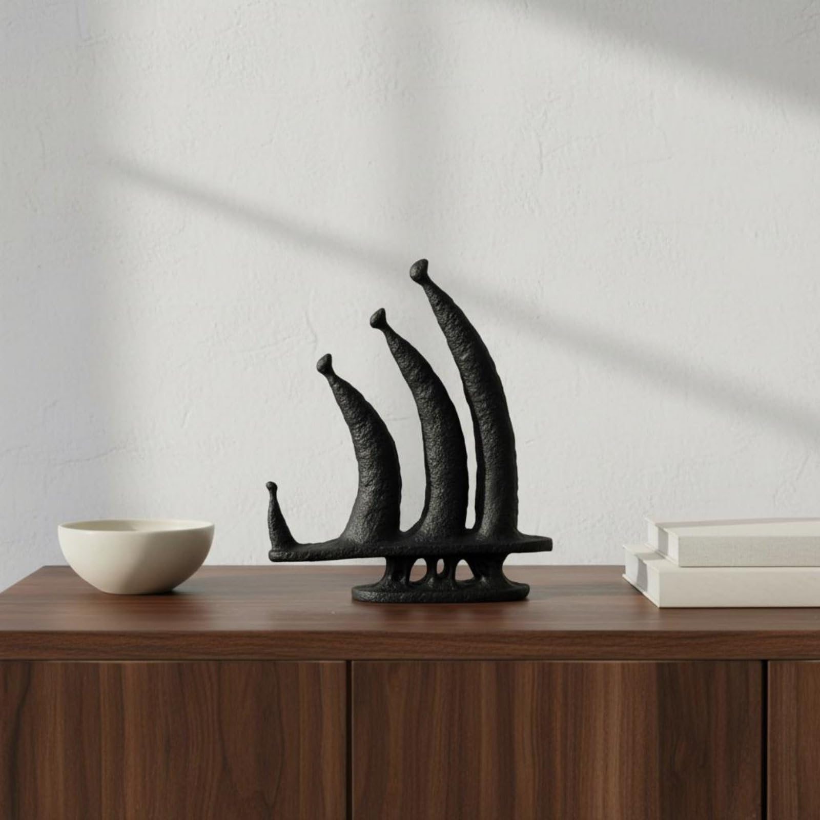 Abstrakte Figur Skulptur Statue Dekor Plastik aus Resin mit Ruhiger Ästhetik Und Strukturiertem Finish als Raumakzent auf Konsole Bücherregal