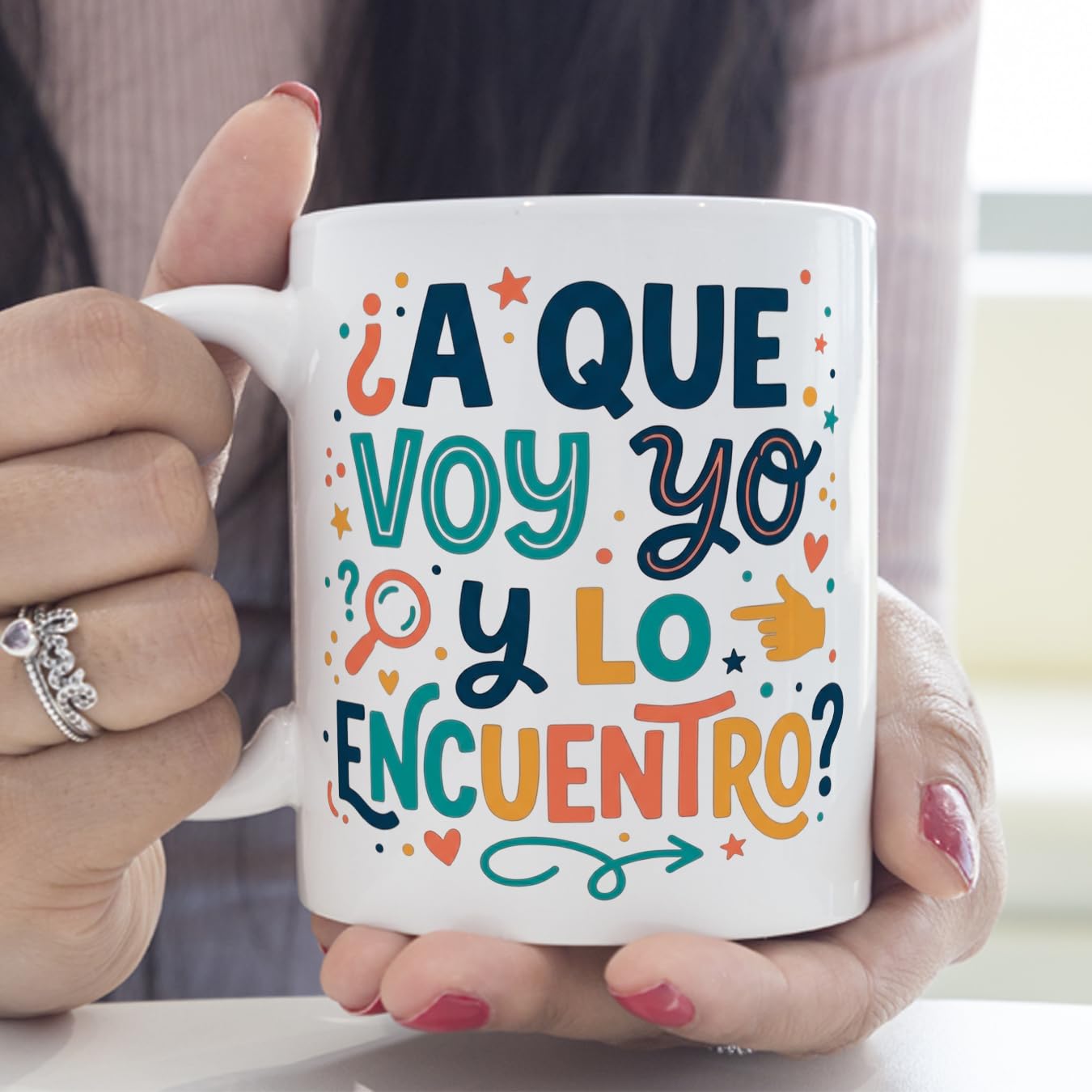 MUGFFINS Taza mamá graciosa con frase ¿A que voy yo y lo encuentro? en Español 330 Ml/11 oz | regalo madre divertido | regalo cumpleaños madre | navidad | progenitores v1 — view 3