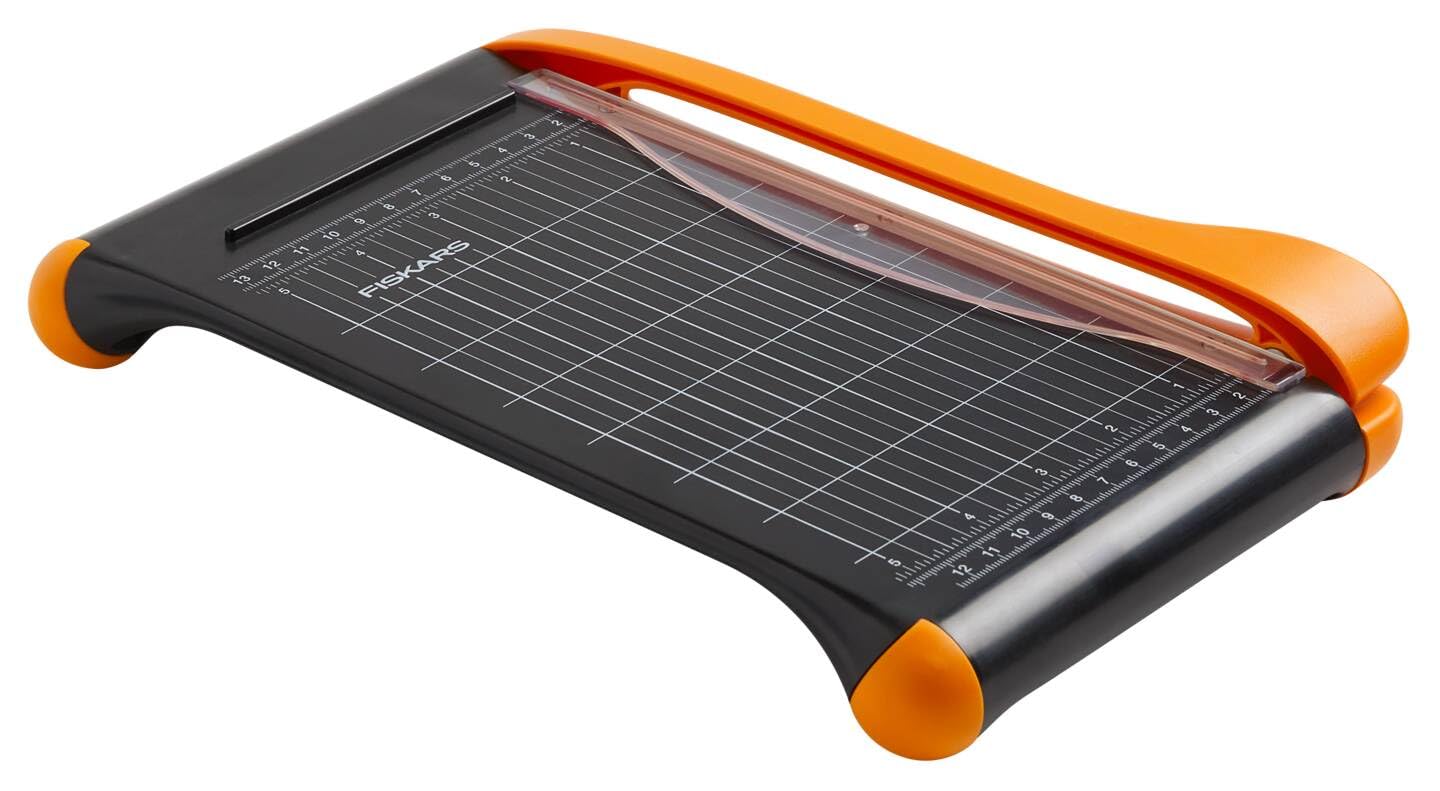 Fiskars Hebel-Papierschneidemaschine, A5-Hochformat, A4-Querformat, Selbstschärfende Klinge, Mit Fingerschutz, Bypass, Recycelte Materialien, 1077982