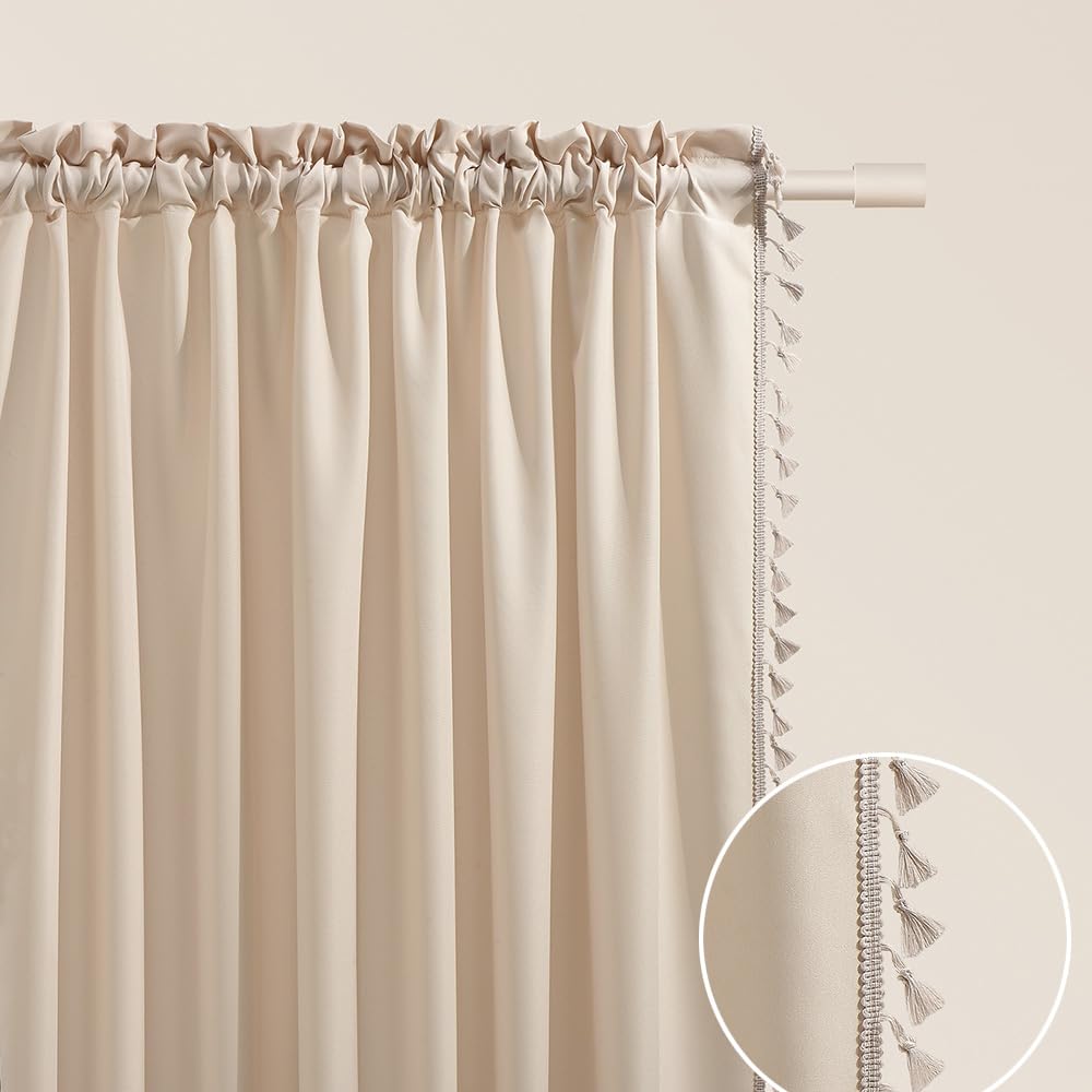 Rideau tamisant Lara ROOM99 pour masquer le vis-à-vis du salon avec un galon pompons chic