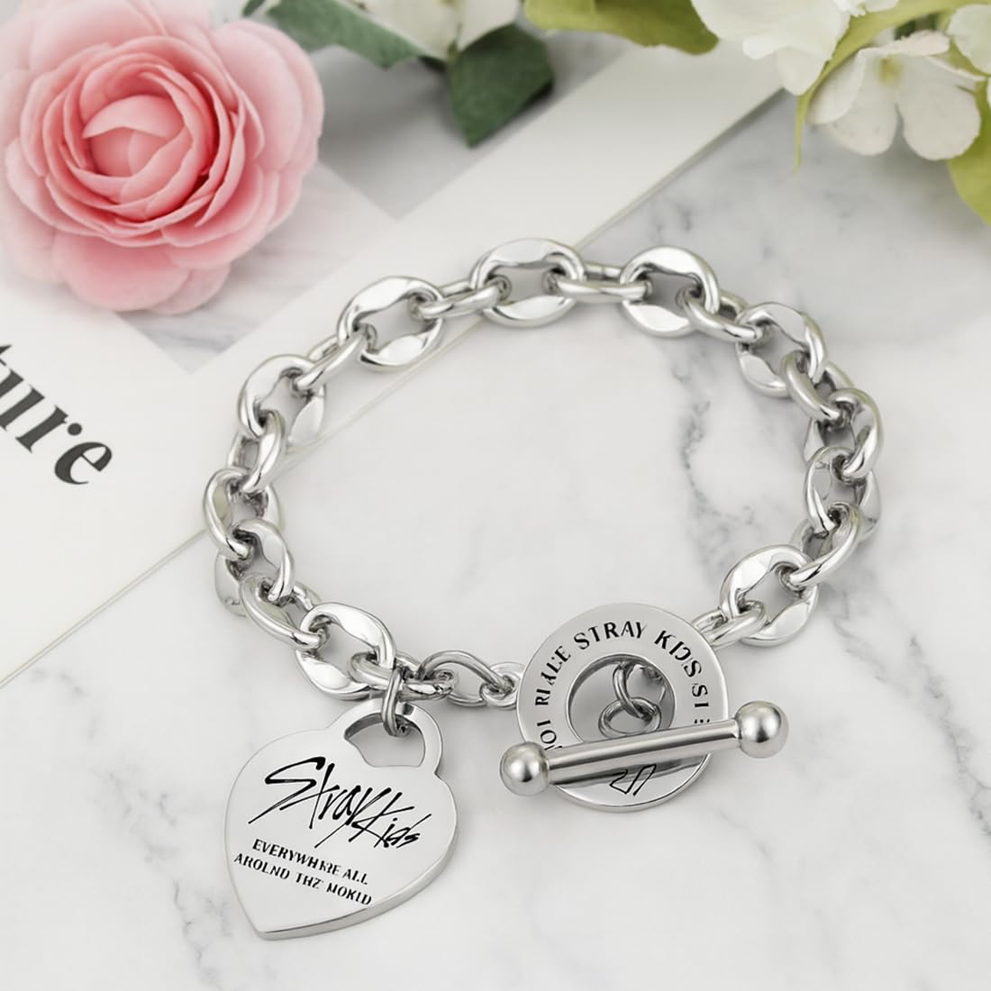 Stray Pulsera de Acero Inoxidable Stray, Pulsera Unisex de Plata, con Colgante de CorazóN, con 1 Pegatina SKZ y 2 Tarjetas SKZ Photocard