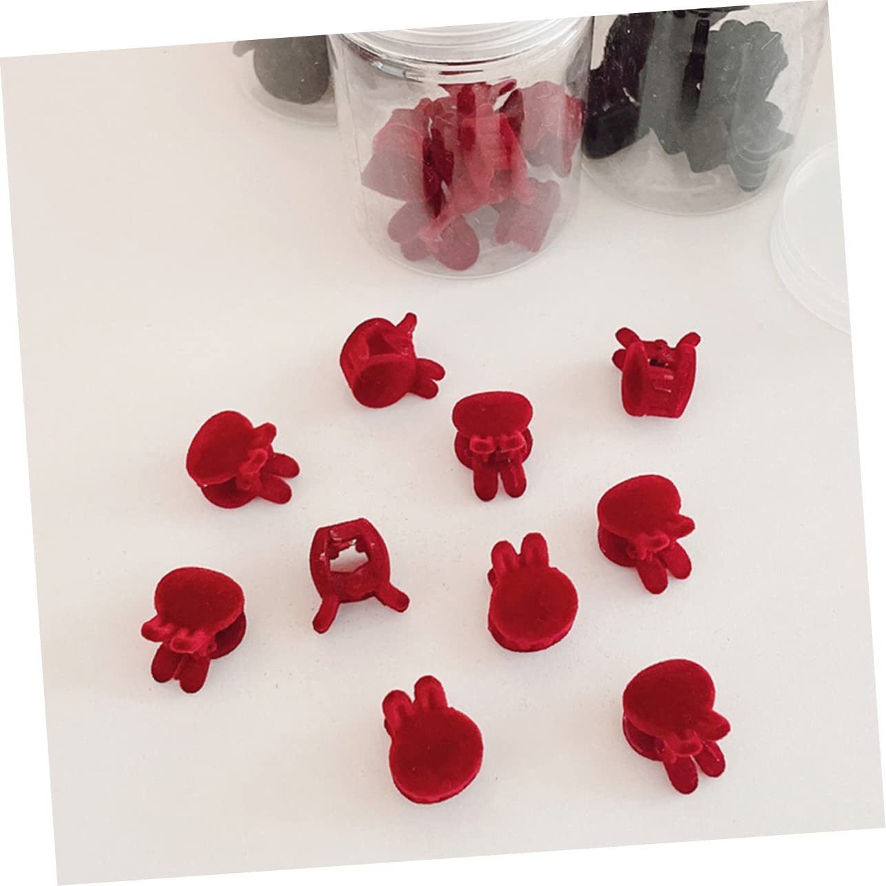 VICASKY Mini Pinces à Cheveux Lot de 16 Griffes Solides Décoratives en Tissu Rouge Forme Cœur et Tête de Lapin Accessoires Mode pour Filles pour Diverses Occasions