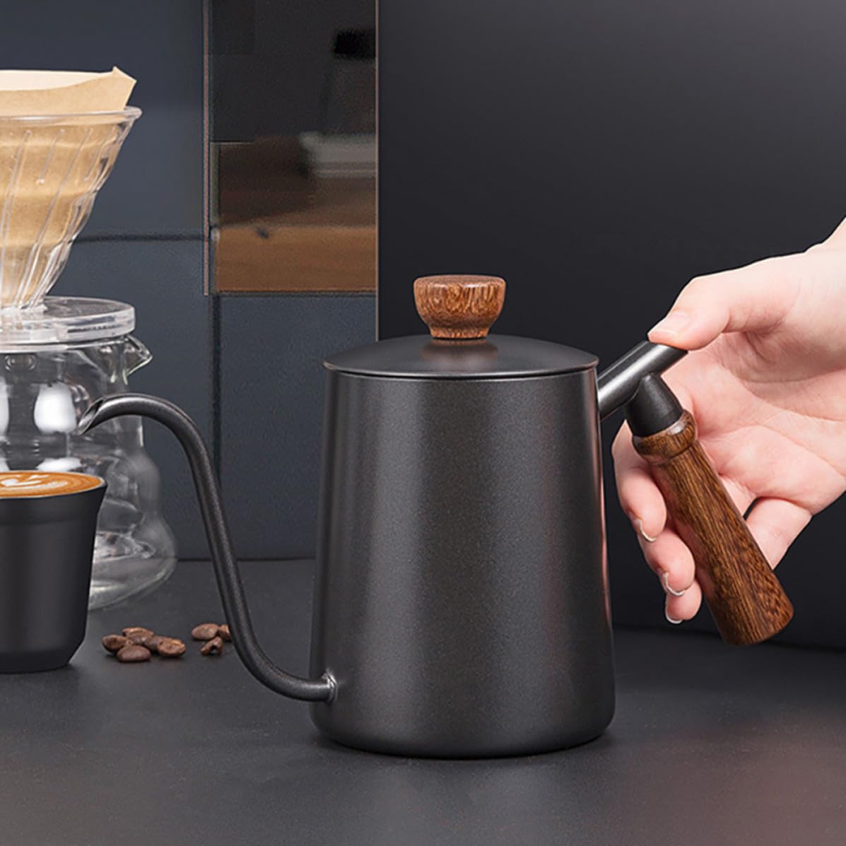 Bollitore Design Moderno ed Elegante per Caffè in Acciaio Inossidabile 600ml con Becco lungo Gooseneck e Manico in Legno per Versare con Precisione per Uso Domestico