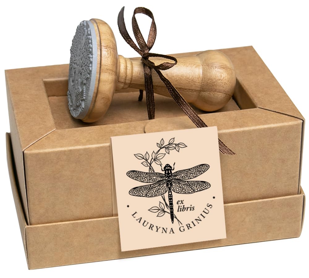 Ex Libris Libélula Personalizado – Sello para Libros, Arte de Insectos, Regalo Artesanal en Caja Bonita