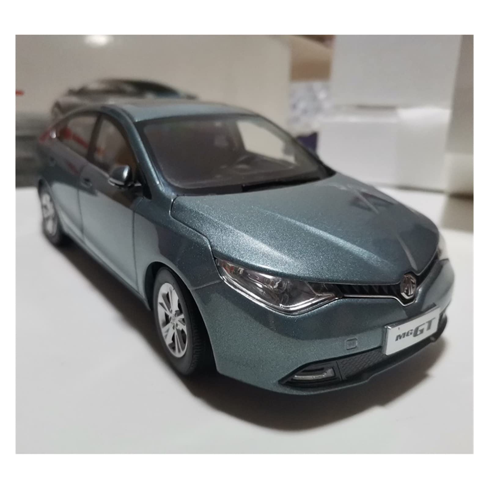 Voiture miniature MG GT 1/18 de collection avec finitions en métal injecté