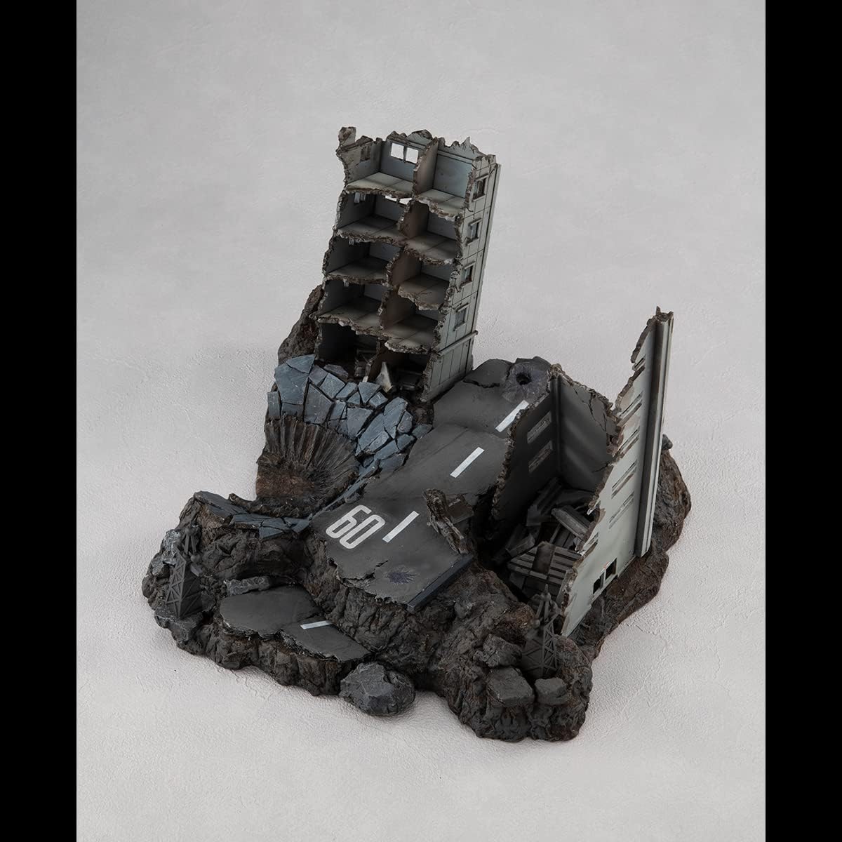 Megahouse - Gundam - G Structure Ruins at New Yark (for 1/144 HG Models), Realistic Model Series Diorama Display Base