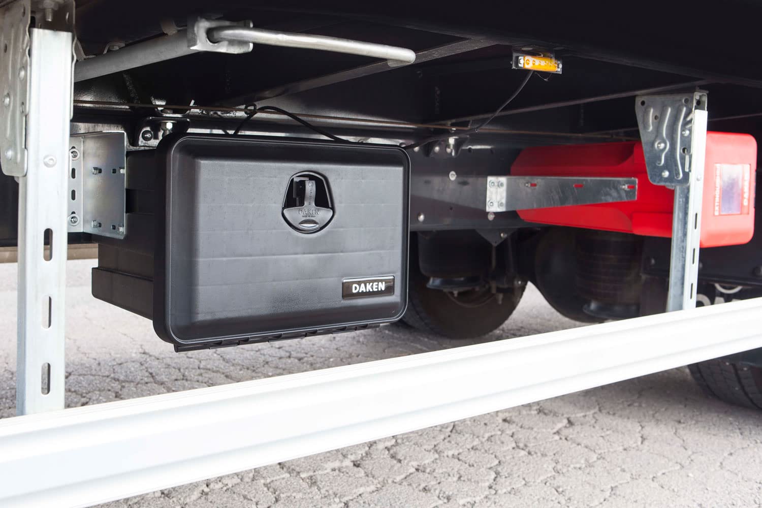 DAKEN Staukasten 81102 JUST Werkzeugkasten für Anhänger LKW Unterflurbox Staubox 40L 500x350x400mm inkl. Schloss und 2 Schlüsseln robuste Werkzeugkiste für Nutzfahrzeuge und Pritschenwagen