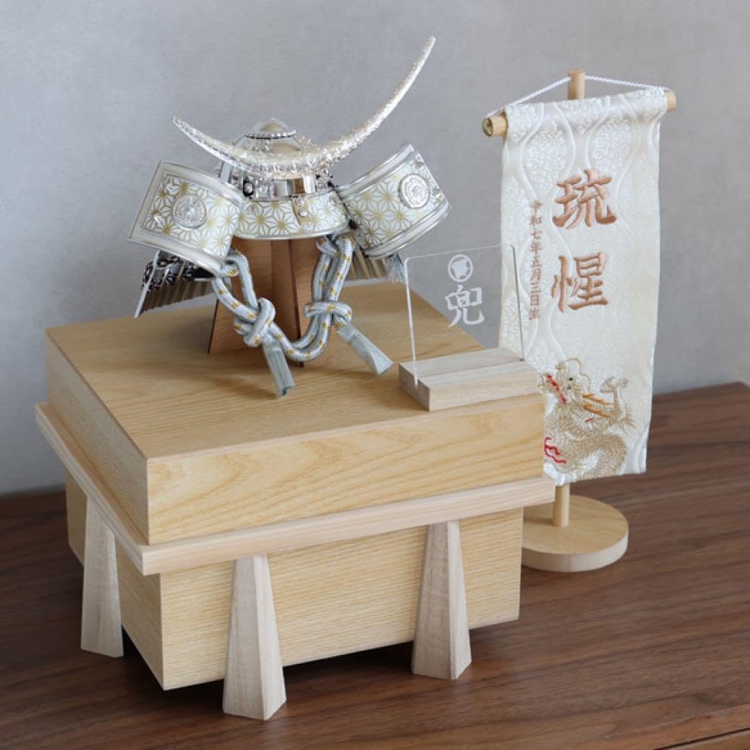 兜を収納できるお櫃つき　コンパクト　兜飾り　名前旗セット Amazon.co.jp: 兜が収納できる兜飾りセットお名前旗別
