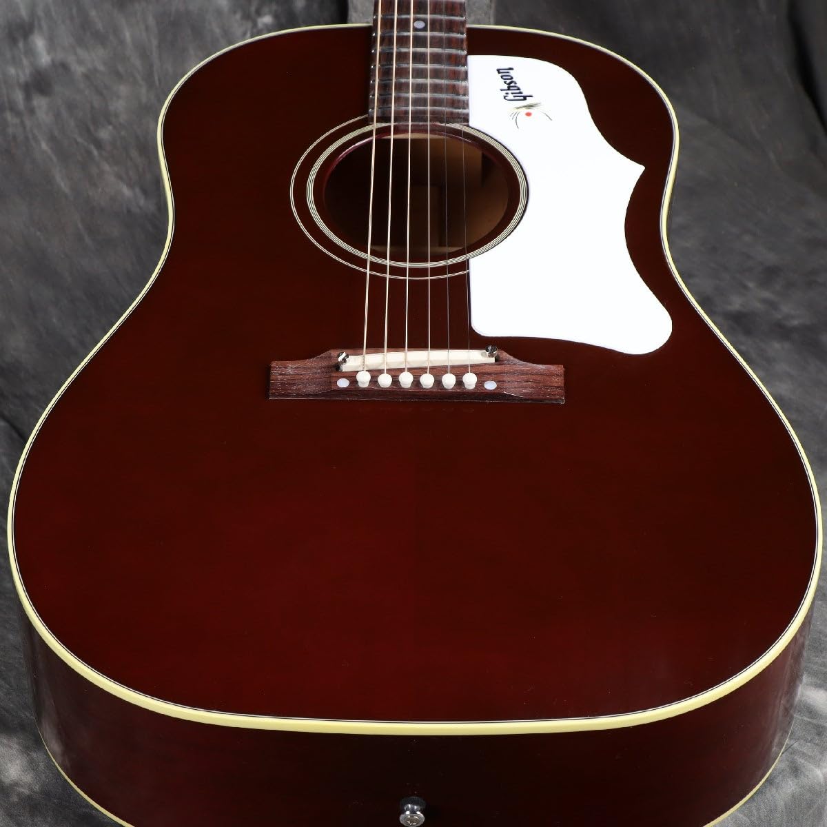 Amazon | Gibson / 1960s J-45 Original Adjustable Saddle Wine Red