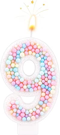 Gâteau D'anniversaire Avec Bougies Chifes Flamme Feu Léger. | Vecteur