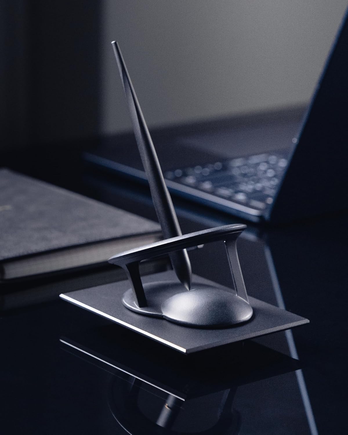 novium Hoverpen Interstellar - Anti-Schwerkraft-Kugelschreiber | Von der Raumfahrt inspiriertes Design mit magnetischer Schwebetechnik und Schmidt-Nachfüllminen | Luxus-Geschenkidee | Space Black