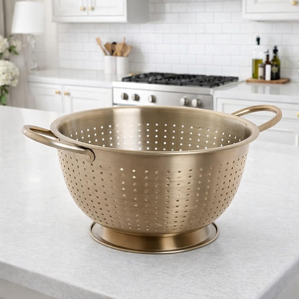 MGE - Colino da Cucina in Acciaio Inox Dorato con Manici e Base - Scolapasta per Pasta, Riso e Verdure - Colino Professionale per Cucina - Versatile Per Quinoa, Cereali, Riso, Verdura E Pasta - 24 cm