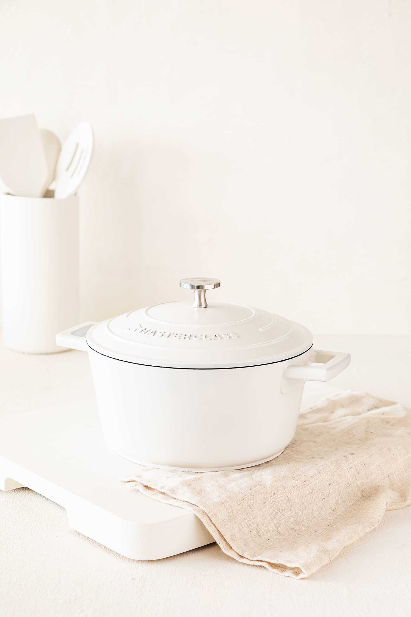 MasterClass Petite cocotte avec couvercle 2,5L/20 cm, en fonte d'aluminium légère, adaptée à la plaque à induction et au four, crème