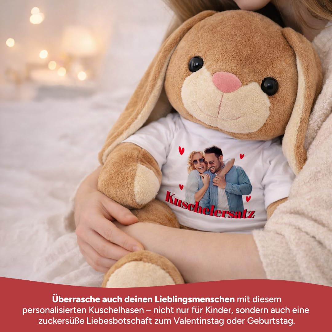Kuscheltier XXL Hase personalisiert – Flauschiges Plüschtier mit weißem T-Shirt zum Bedrucken – Weicher Teddybär für Babys & Kinder – Geschenk zur Geburt & Geburtstag, extra groß, Sitzhöhe 40cm