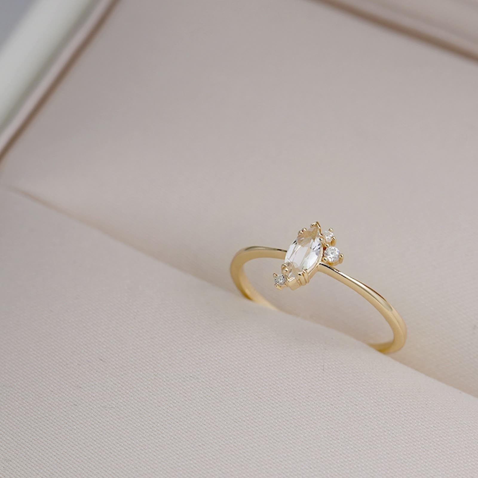 Au 375/585/750 Bague d'amitié en or avec cristal marquise Forme classique