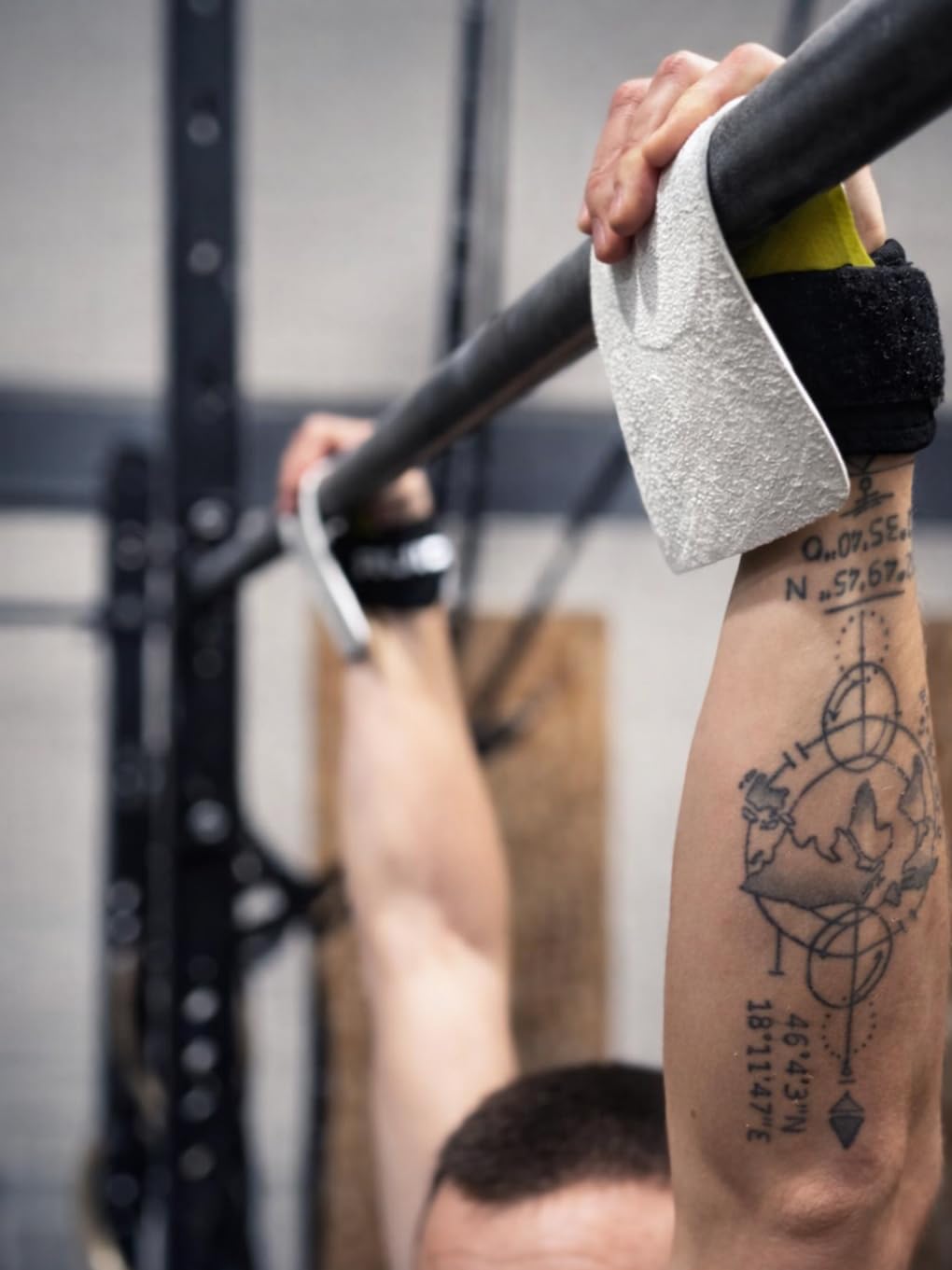 RUIDO Artemis Grips – Calleras para Crossfit sin Magnesio, Guantes Gimnasio Hombre y Mujer, Diseño Fibra de Carbono Muñequeras Gym, Calleras Crossfit para Dominadas, Mancuernas y Barra - 3