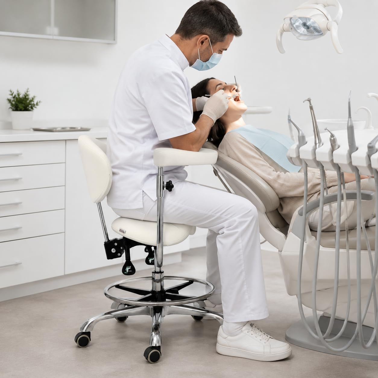 Taboret kosmetyczny fryzjerski siodło z oparciem krzesło hoker SPA mobilny
