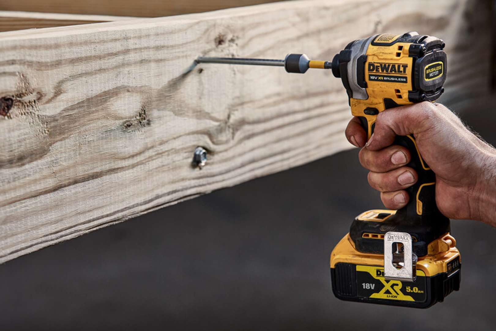 Dewalt Atornillador Impacto compacto sin escobillas XR 18V 1/4" 205Nm con 2 baterías Li-Ion 5Ah y maletín TSTAK