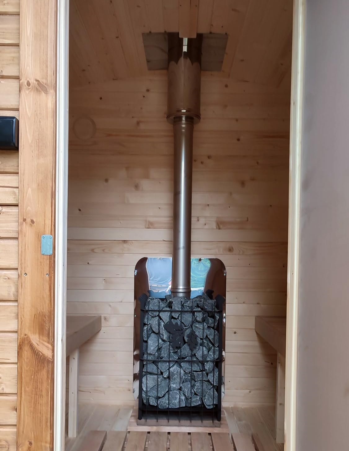 Zestaw Piec do Sauny na Drewno 16.5 kW z Kominem i Osłonami Zewnętrzny lub Wewnętrzny Załadunek Zestaw Montażowy 80 kg Kamieni Diabaz Stal 3 mm 6–12 m³ (Załadunek Pieca od Zewnątrz)