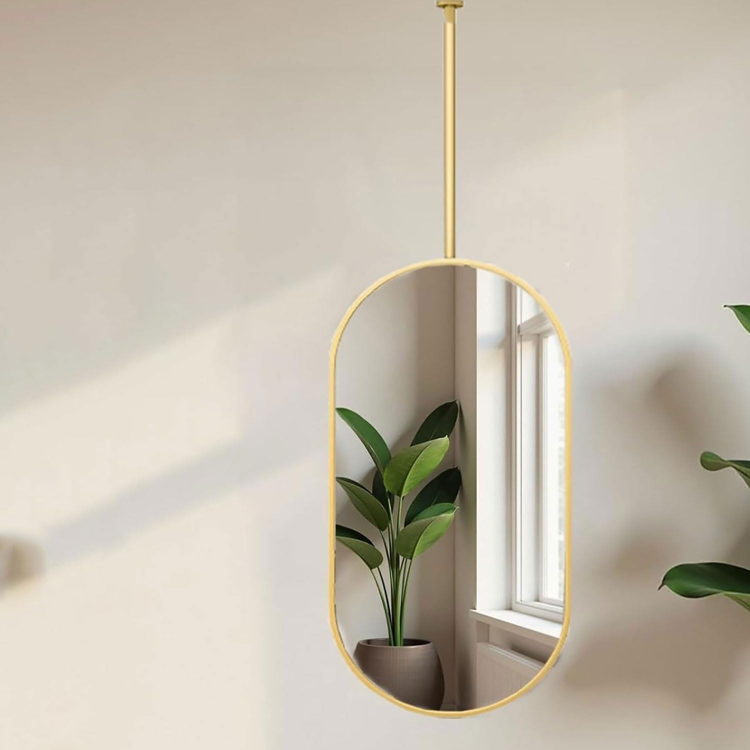 Miroir suspendu ovale doré pour illuminer votre salle de bain et vos matins