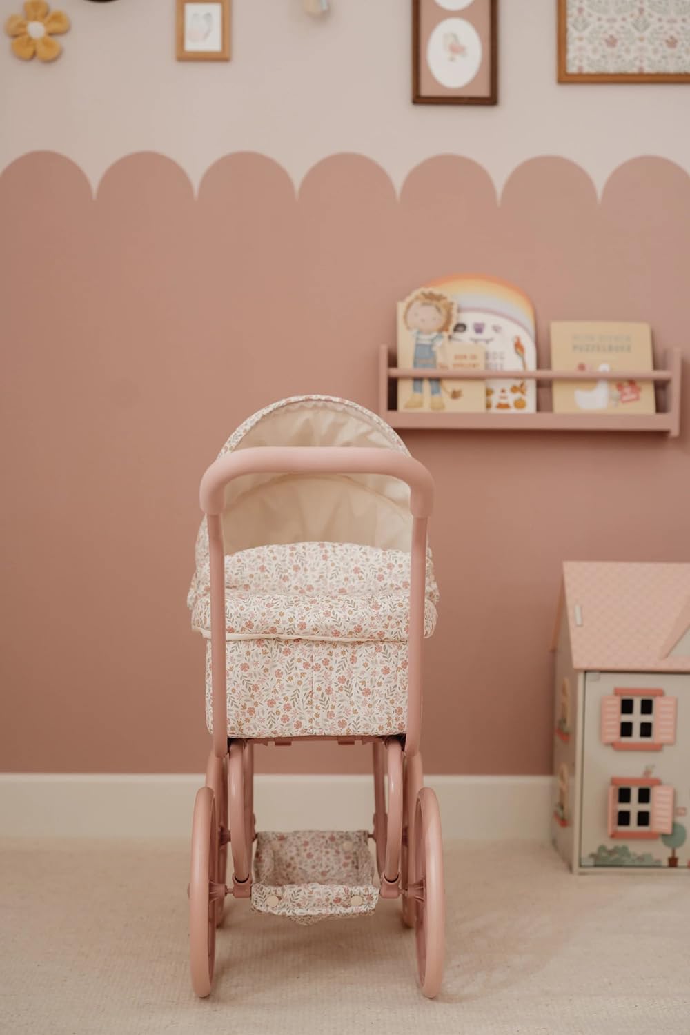 Little Dutch Puppenwagen aus Metall mit großen Rädern, Sonnenverdeck und Aufbewahrungskorb für Puppen Babypuppen bis 46 cm - Soft Flowers Weiß/Rosa