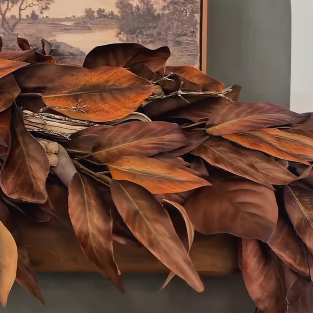 Girlanda z liści magnolii z imitacji jedwabiu w kolorze brązowym szyszkami sosnowymi. Wieniec liści magnolii może zachować pełnię i piękno