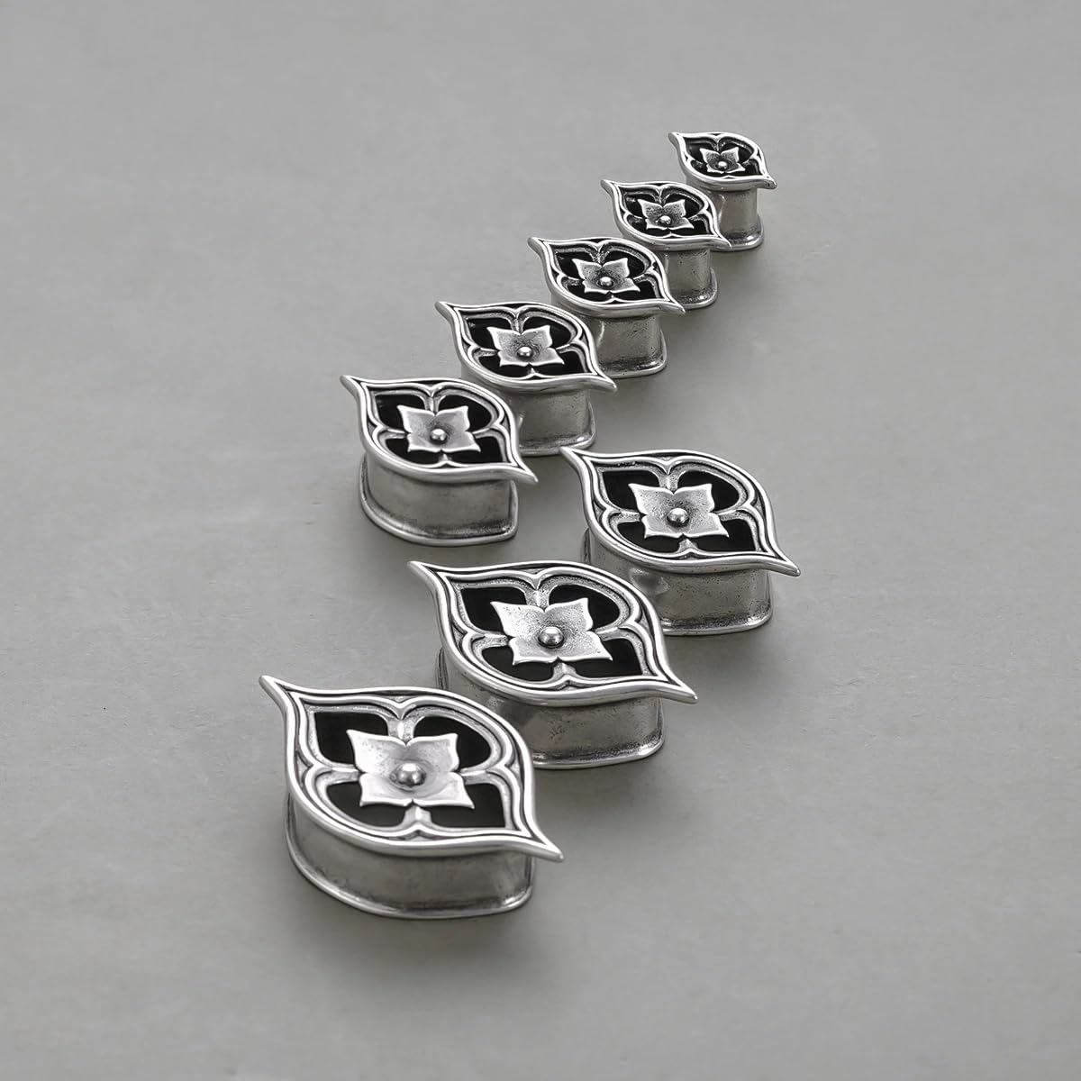 PUNKYOUTH 1 Pair Cathedral Rose & Petal Ear Tunnels – Gothic Screw Back Plugs & Double Flare Gauges, Alternative Stretched Ears Jewelry, Saddle Stretching Plugs for Women Men 0g–1 Inch: 19mm (3/4 in) Cathedral Petal