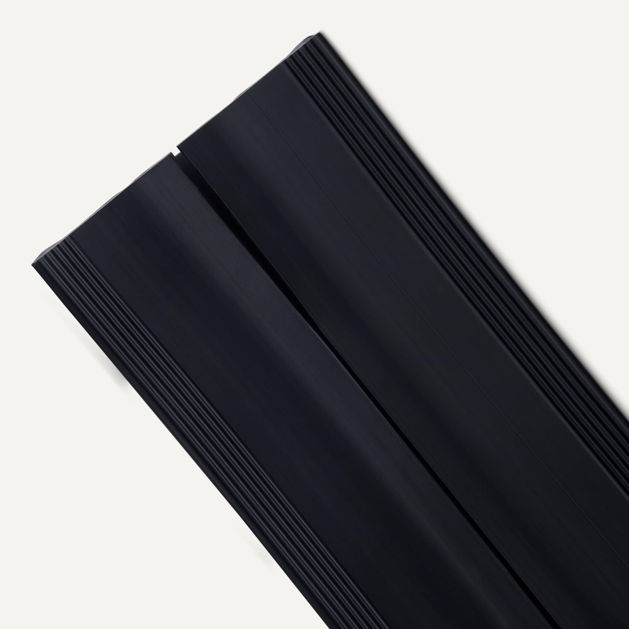 Amazon Basics, Canalina passacavi da pavimento, 1,8 m di lunghezza, 6,35 cm di diametro, nero
