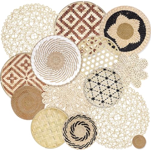 Design ispirato al Boho: ogni cesto da parete in rattan boho presenta motivi e trame intricati in una morbida tavolozza naturale. Il design rotondo piatto rende l'installazione facile utilizzando chiodi, ganci o strisce adesive (non inclusi). Quando non in uso, sono anche facili da riporre o riutilizzare come decorazione da tavolo