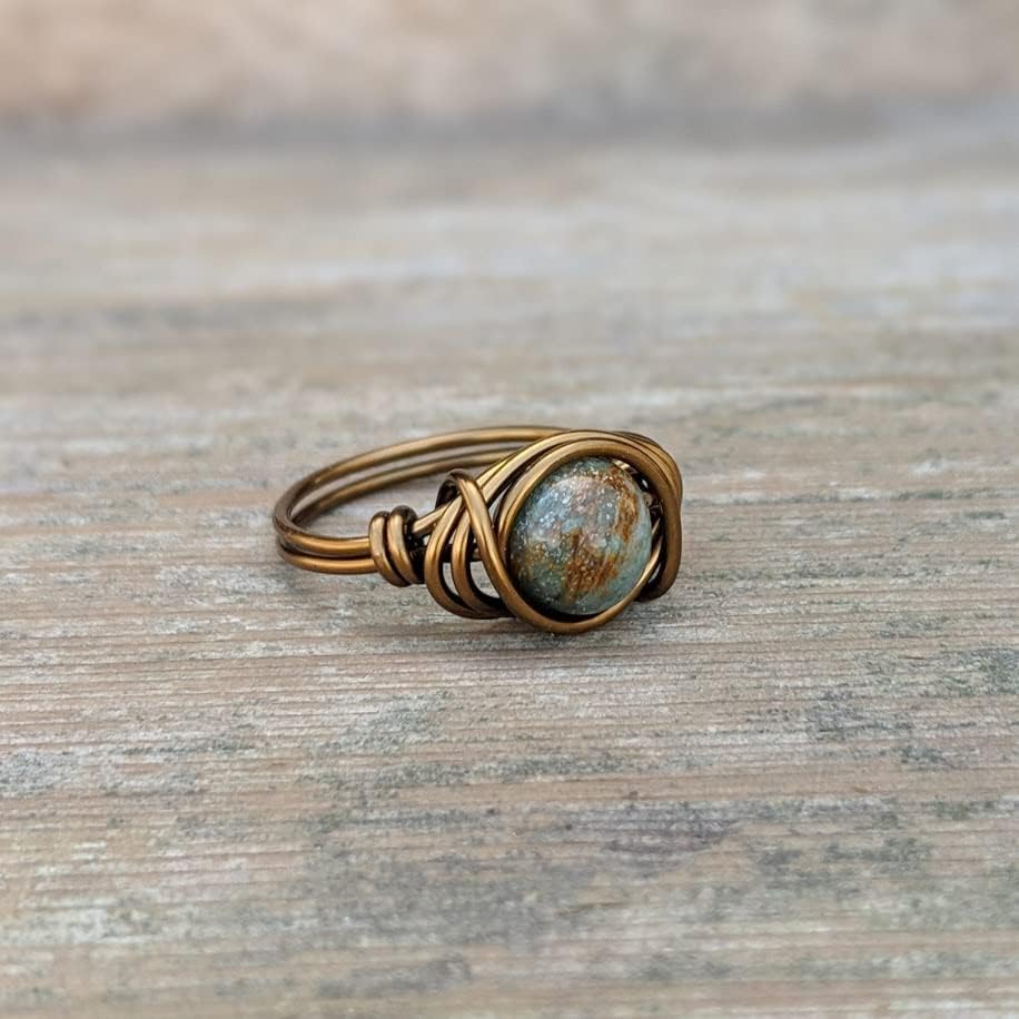 Vista 3 de Earthy Jewelry - Anillo de jade de sangre de dragones en latón antiguo, estilo bohemio hippie