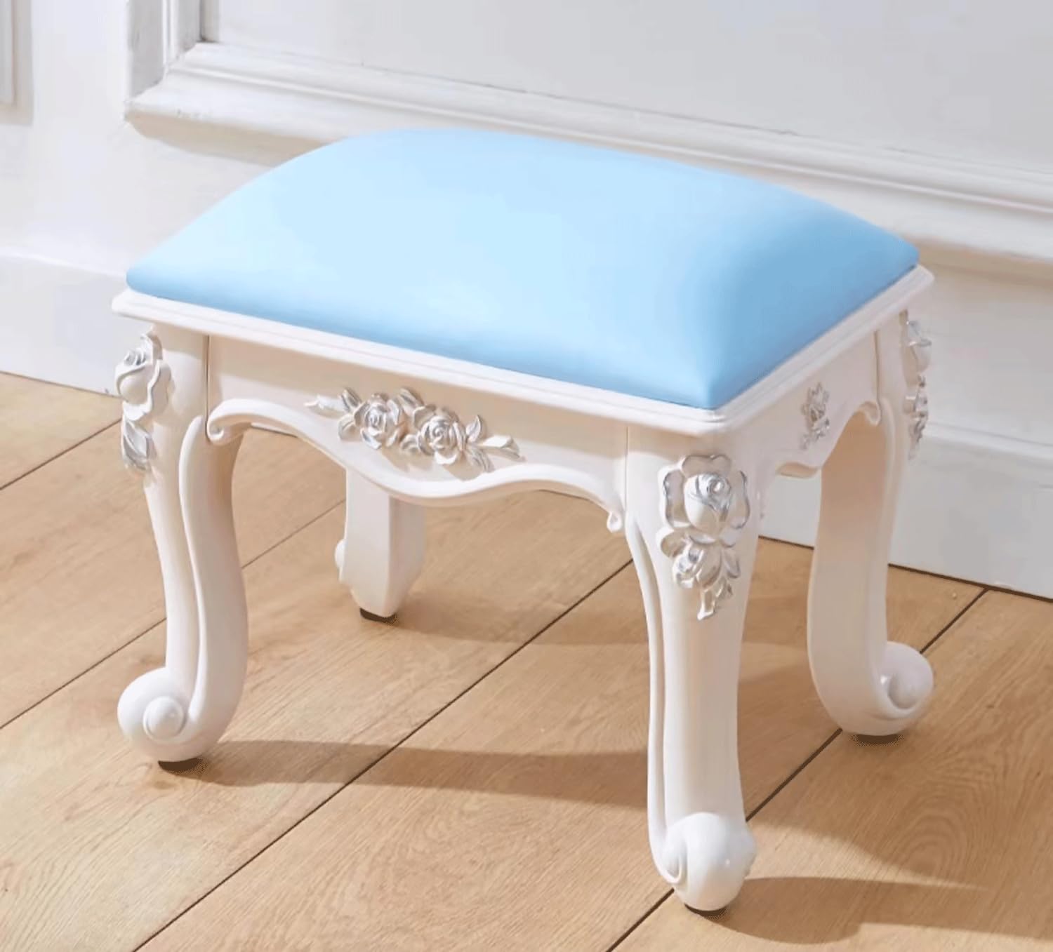 Pouf décor européen argenté et bleu clair, l'élégance d'un meuble de salon