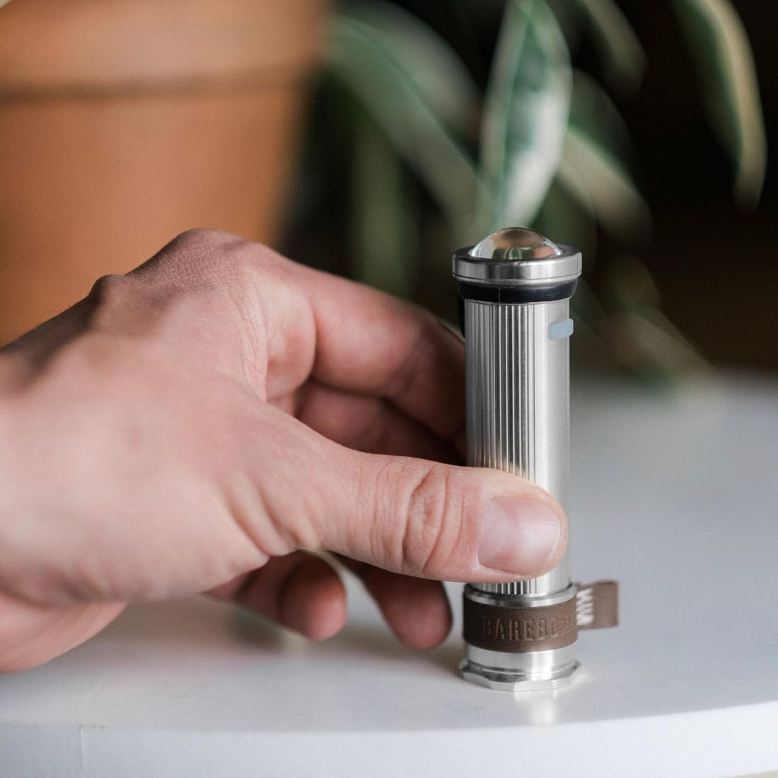 Barebones Mini-Taschenlampe – Vintage Stilvolle Wiederaufladbare Taschenlampe mit Dimmbarer Helligkeit, Magnetfuß und Kerzenflackermodus – Kompakte Reise- und Campingleuchte (Aluminium)