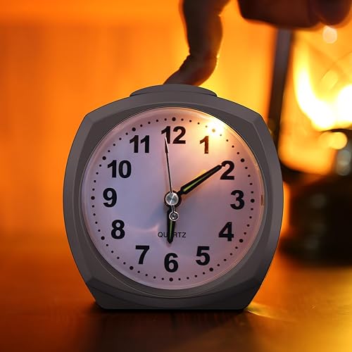 Miniatura 4 de AMIR Reloj despertador analógico que funciona con pilas, reloj pequeño silencioso sin tictac, reloj despertador de escritorio con repetición y luz,