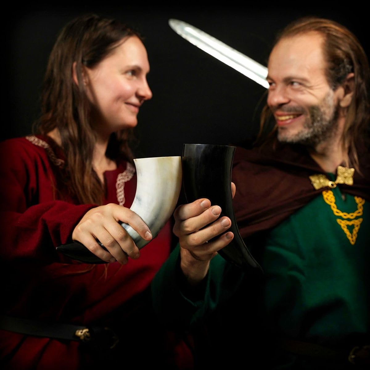Mythrojan Viking Cuerno para Beber, Cuerno de Buey para Cerveza, Vino, Cerveza Nórdica, Grado Alimenticio, Cuerno Auténtico, Estilo Vikingo, Decoración del Hogar Regalo para Hombres y Mujeres - 500 ml