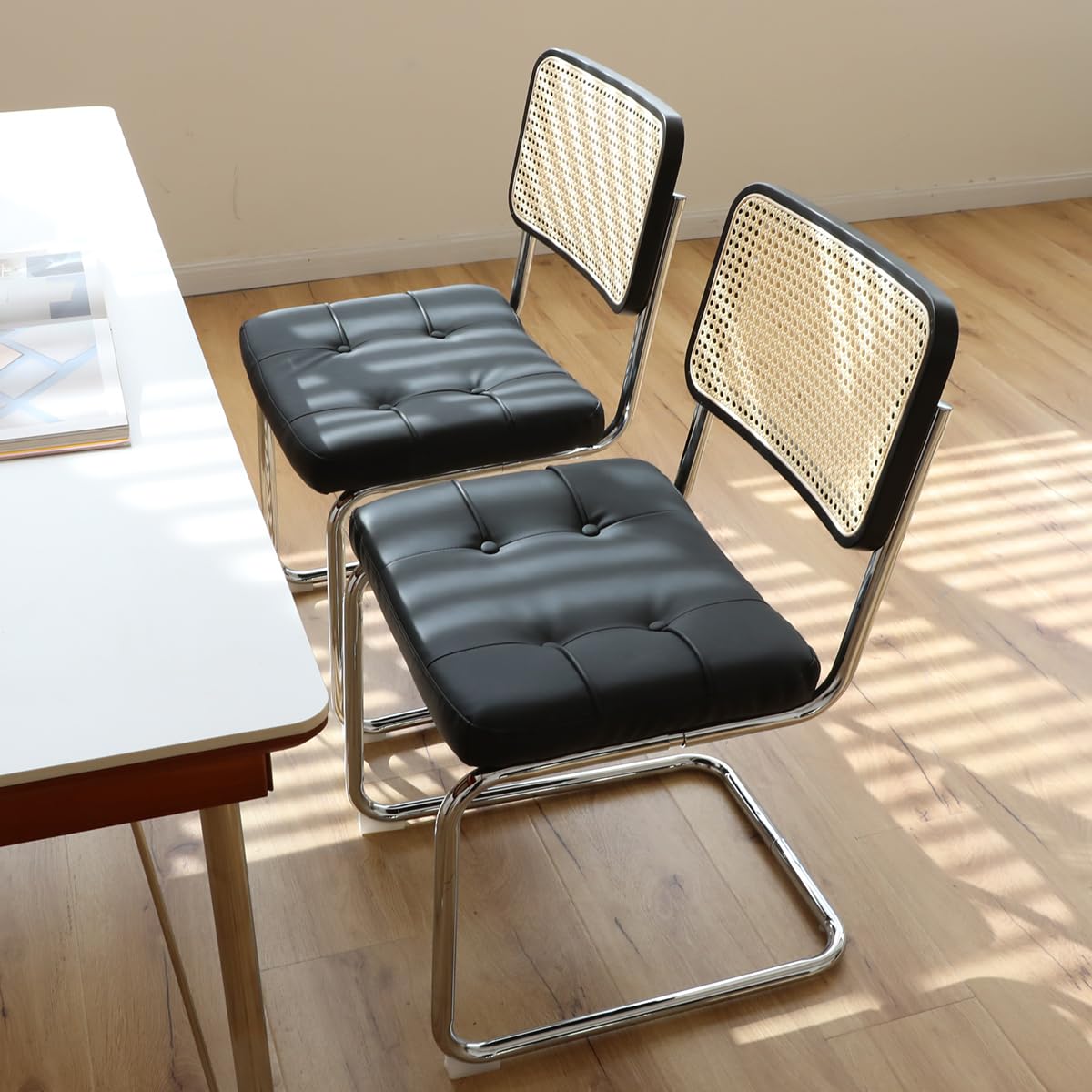 4er Set Freischwinger Esszimmerstühle aus Kunstleder & Rattan – Gepolsterte Küchenstühle mit Chromgestell geflochtene Rattan Rückenlehne Eichenholz ,Küchenstuhl Freischwinger Polsterstuhl(Schwarz-PU)