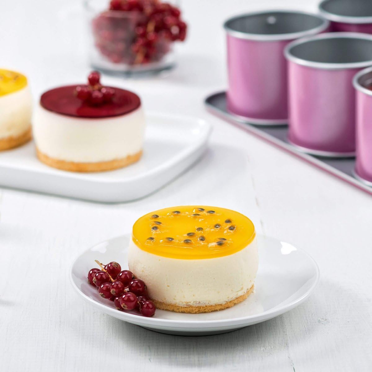 Zenker creative studio 12er Mini-Törtchen-Backblech, Cupcake Backform, Minikuchenform mit Antihaftbeschichtung, Kuchenform für kleine Kuchen, kreatives Backen (Farbe: rosa, silber), Menge: 1 Stück