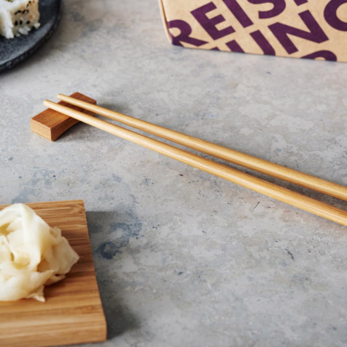 REISHUNGER Sushi Servier Set, traditionelles Service aus Bambus - 4 teiliges Geschirrset für 12 Personen