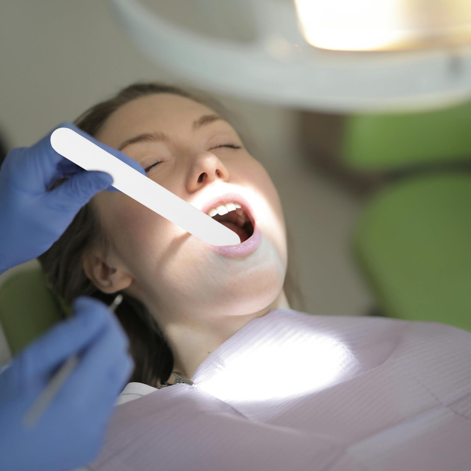 MUCKLILY 25pcs Tongue Depressors Plastic Tongue Scraper Stir Sticks Reusable Applicator Sticks Stirring Stick Tool for Craft A