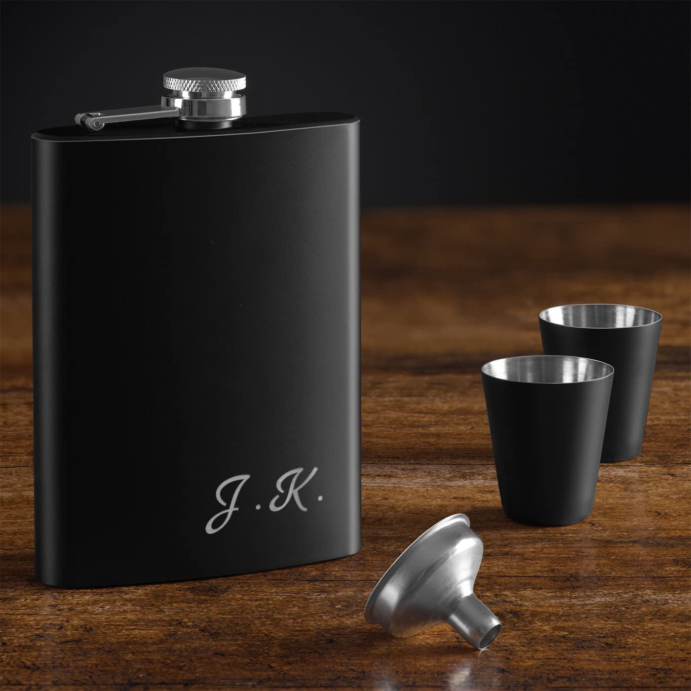 Maverton Flachmann Set 200 ml mit Gravur - Taschenflasche + 4 Schnapsgläsern 20 ml mit Trichter - Weihnachtsgeschenke - Brustflasche für Männer - Farbe: mattschwarz - Initialen
