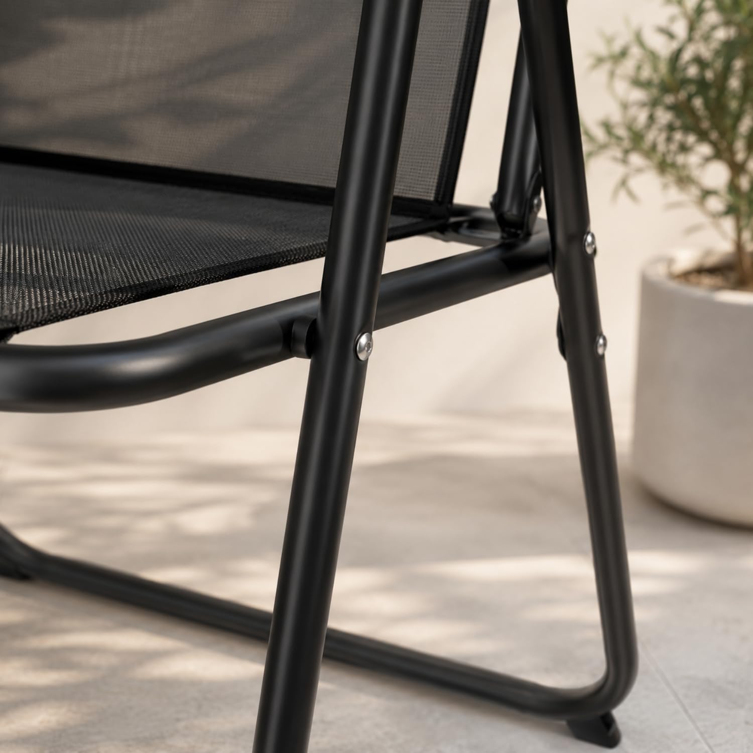 Generico Sedia Pieghevole da Giardino con Braccioli, Sedia da Esterno in Metallo e Tessuto Traspirante, Salvaspazio, Leggera e Resistente, per Balcone, Terrazzo, Campeggio e Mare, Nero (1)
