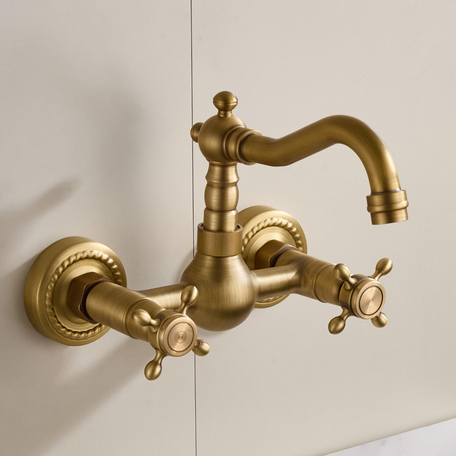 BiaoTeng Grifo Pared Lavabo Vintage con Dos Mandos en Cruz Giratorio 360 agua Fría y Caliente Grifo Lavabo Antiguo Bronce Laton