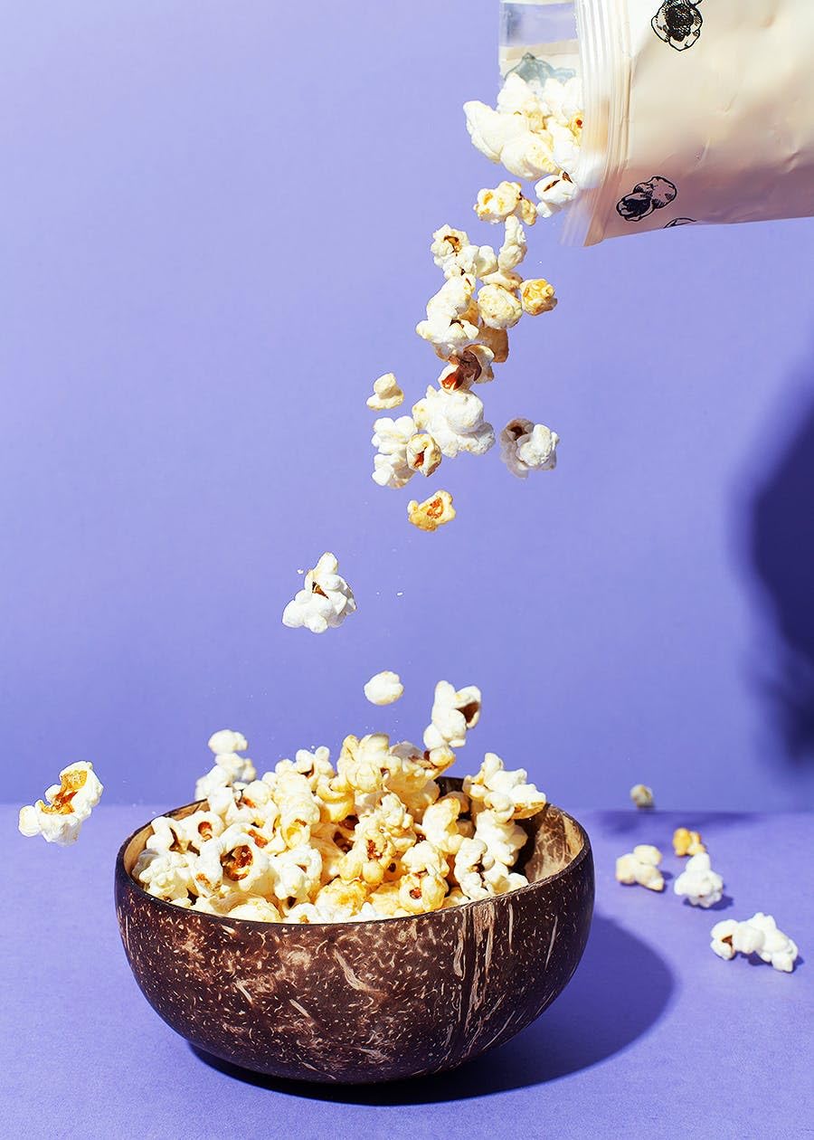 KoRo – Popcorn bio sucré-salé 10 x 90 g – Maïs soufflé caramélisé au sel de mer – Snack prêt à consommer – Préparation rapide au micro-ondes