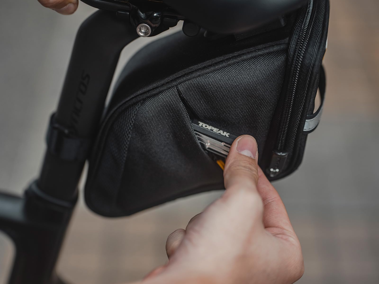 Amazon.com: Topeak Aero Wedge Pack DX Medium – 0.9 L