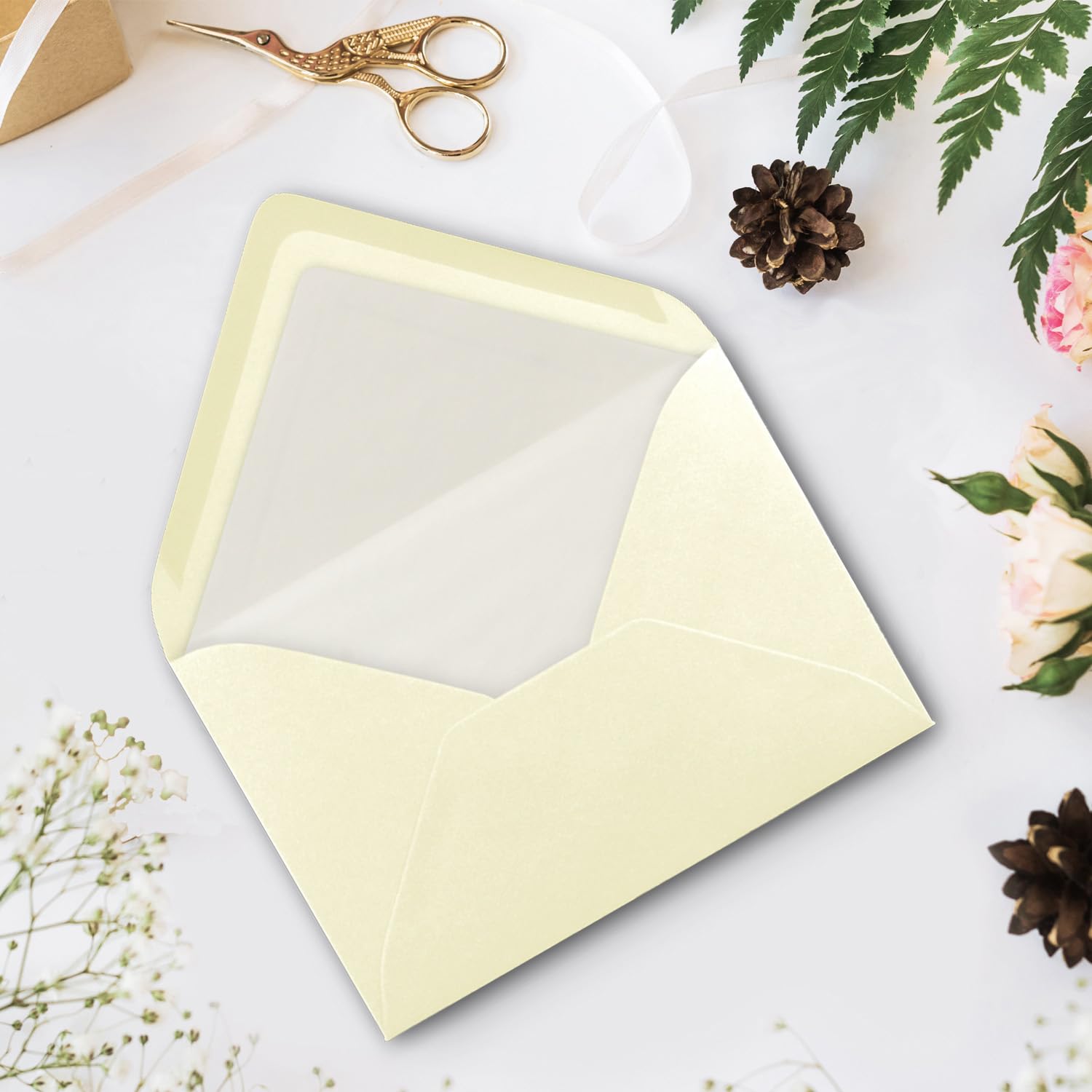 250 kopert w kolorze waniliowym z białą wyściółką wewnętrzną, koperty w formacie DIN B6, 12,5 x 17,6 cm, jedwabna wyściółka, do zaklejania na mokro