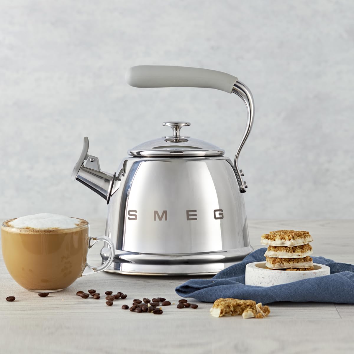 SMEG Stovetop Whistling Kettle – 50s Retro Style, 2.3 Liter (10 Cup / 2.4 Quart) Stainless Steel Tea Kettle with Iconic Design & Whistle – Premium Kitchen Statement Piece (Silver)