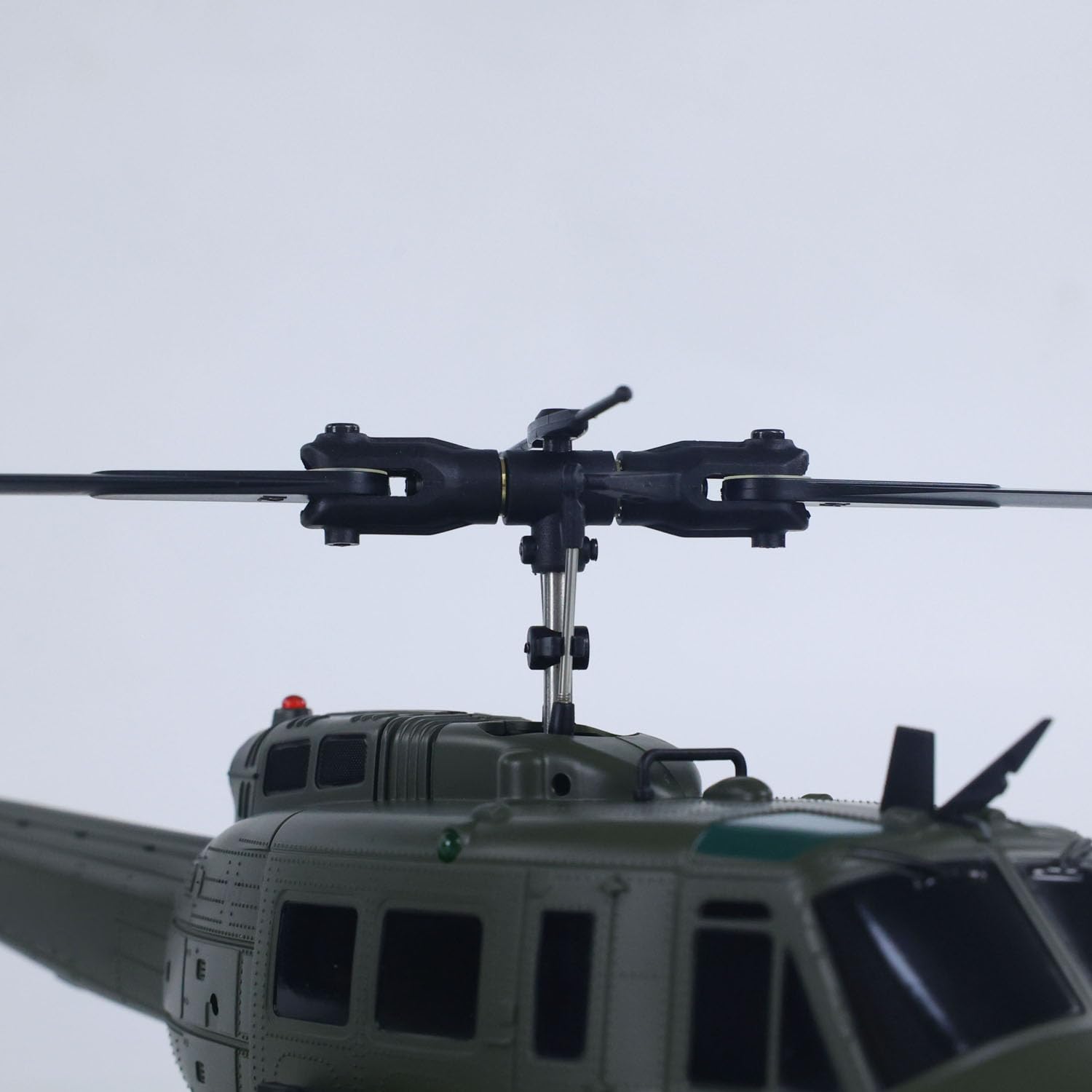 Elicottero radiocomandato UH-1, scala 1:48, funzione di controvolo | Controllo da 2,4 GHz, localizzazione ottica della corrente, adatto per adulti, modello C032