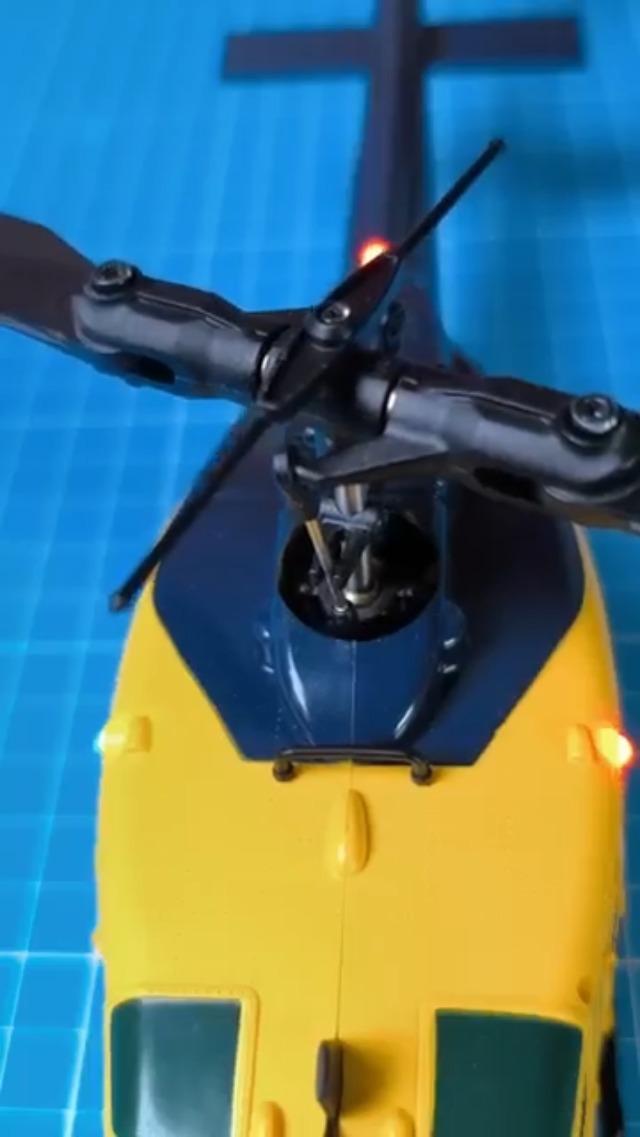 RC ERA C032 UH-1 Huey Hélicoptère RC pour adultes, échelle 1/48, 2,4 G 6 canaux, hélicoptère stabilisé 6 axes sans balais pour adultes débutants – Jaune et bleu/4 batteries