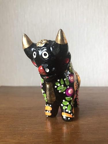 Amazon Co Jp 陶製の小さな牛 トリトデプカラ ペルー製 アンティーク オブジェ 民芸品 守神 縁起物 置物 ディスプレイ 雑貨 世界の 民芸品 ホーム キッチン