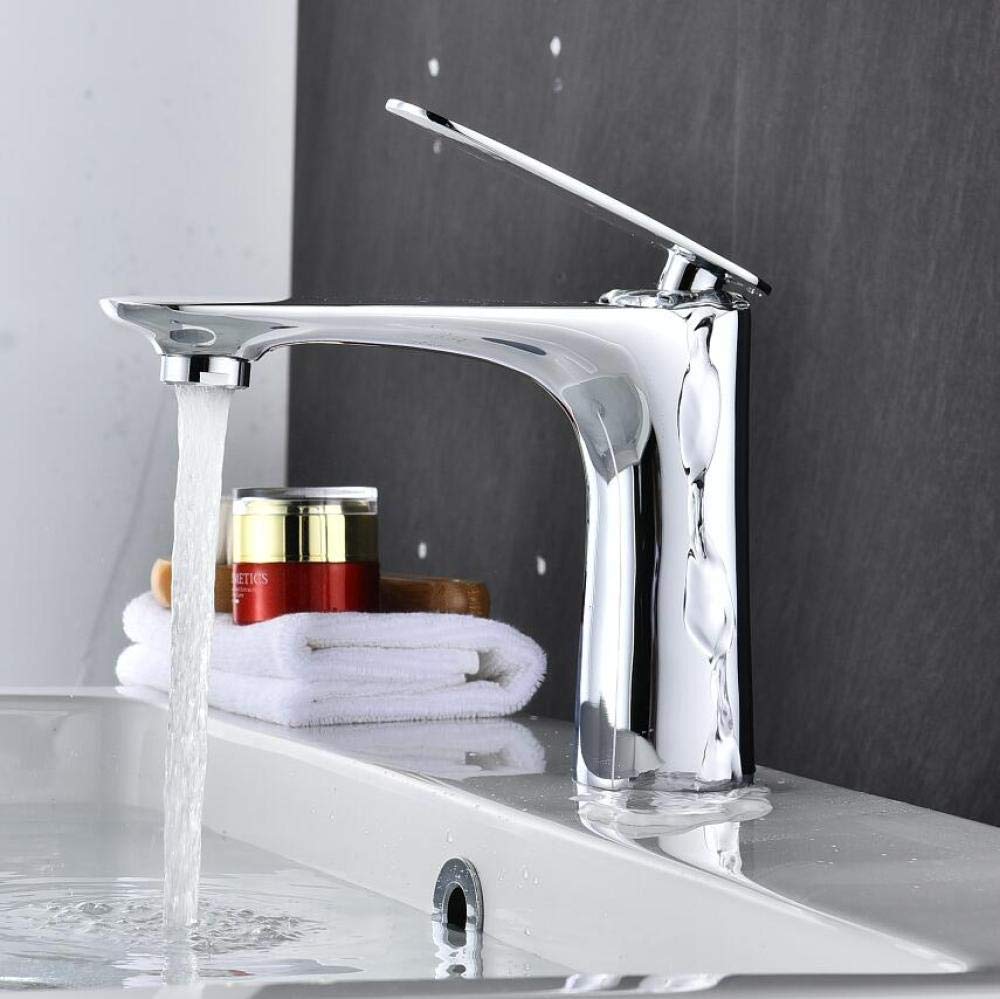 Mitigeur de lavabo blanc et or pour créer une ambiance spa dans la salle de bain